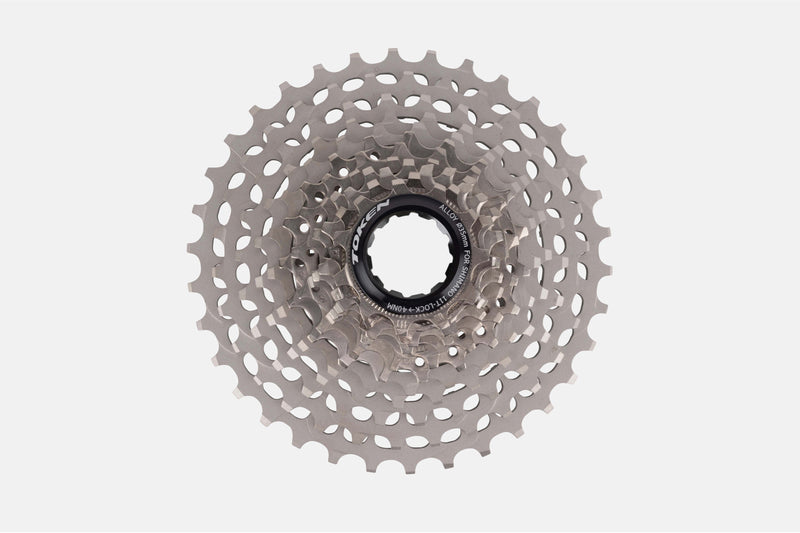 Highlighting the ultralight 218 g design, crafted from durable steel and hardened aluminum for long-lasting performance and weight savings of 100-150 g compared to standard cassettes.