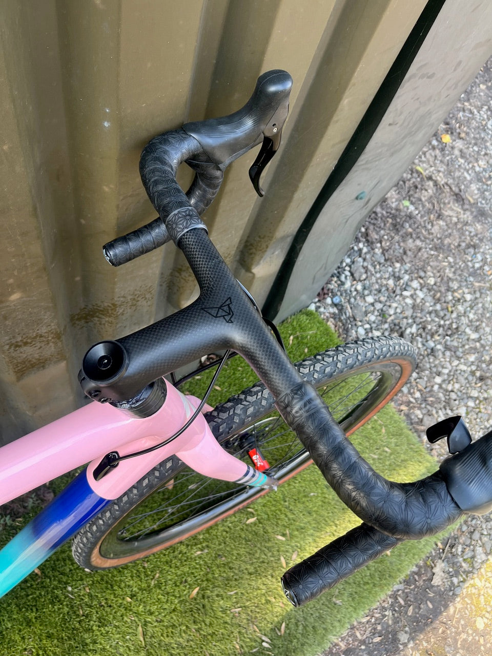 Custom build with Litebike SOAR barstem lightweight carbon barstem.